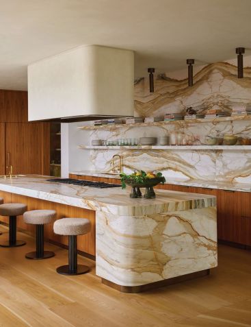 O designer de interiores Jake Arnold optou por detalhes e móveis curvilíneos. / Yoshihiro Makino/Architectural Digest