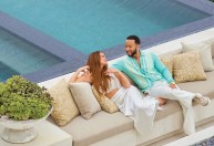 Chrissy Teigen e John Legend mostram detalhes de casa que compraram de Rihanna