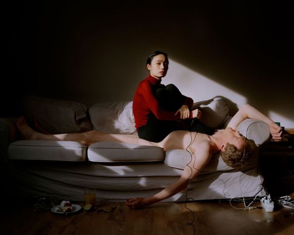 Li fixa os olhos no espectador em sua interpretação de 2019 da pintura de Henry Fuseli de 1781, "The Nightmare" / Yushi Li