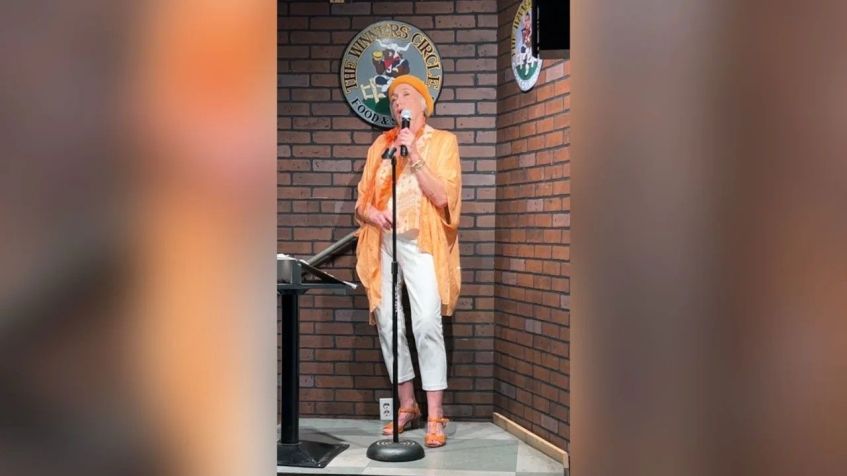 Heyck descobriu recentemente uma nova maneira de encontrar alegria e estabelecer conexões com sua comunidade: fazer comédia stand-up. / Cortesia Edith Heyck.