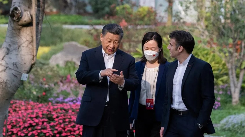 O presidente chinês Xi Jinping e o presidente da França Emmanuel Macron se encontram na residência do governador da província de Guandong, em Guangzhou, China, em 7 de abril de 2023. / Jacques Witt/Reuters
