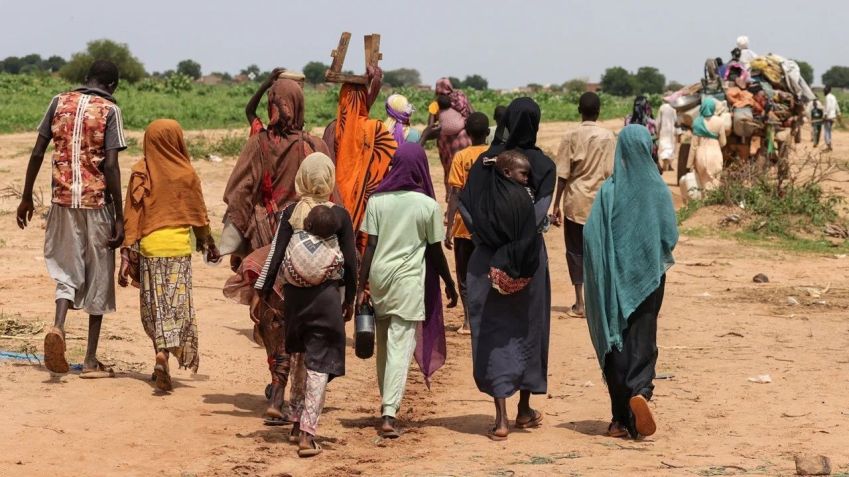 Sudaneses fugindo do conflito em Darfur atravessam a fronteira com o Chade até Adre em 2 de agosto de 2023. / Crédito: Zohra Bensemra/Reuters
