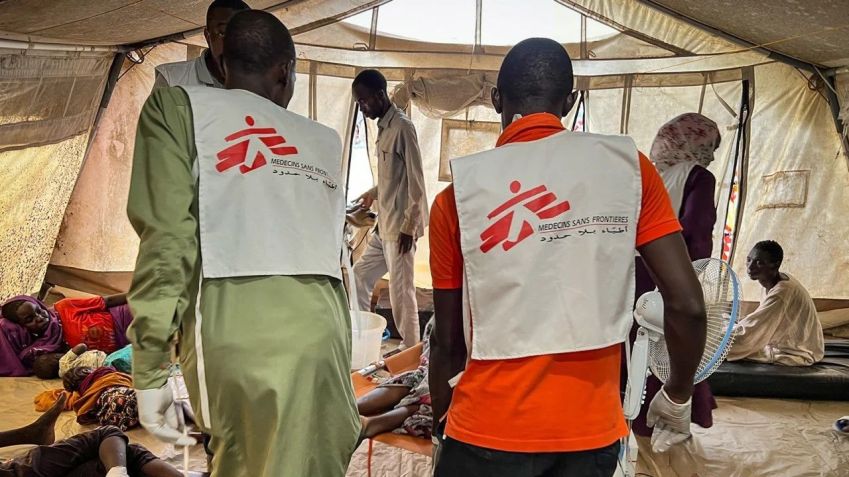 Equipes de Médicos Sem Fronteiras (MSF) ajudam os feridos de guerra de Darfur Ocidental no hospital Adre, no Chade, em 16 de junho de 2023. / Crédito: Mohammad Ghannam/MSF/Reuters.
