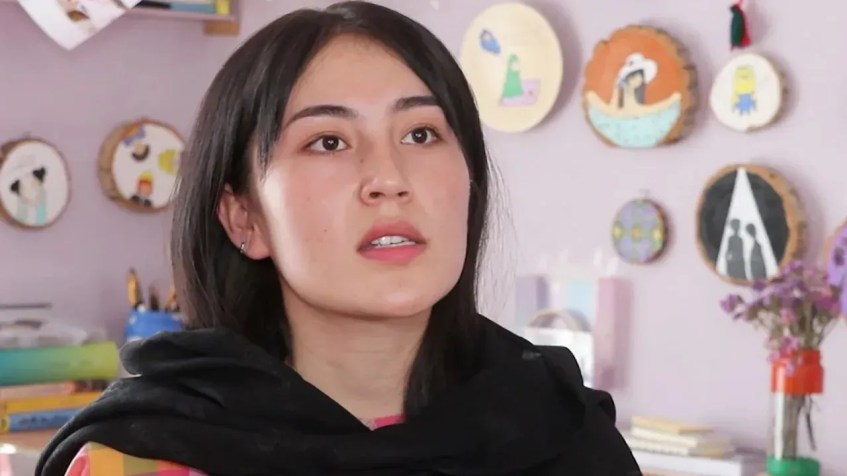 Zahra, uma mulher de 20 anos em Cabul, Afeganistão / CNNi
