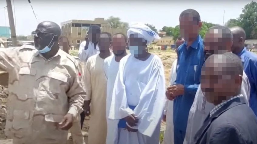 O comandante da RSF de Darfur Ocidental, general Abdelrahman Juma supervisionando uma operação de "limpeza" na cidade. A CNN borrou a imagem para proteger a identidade das pessoas. / Crédito: RSF/YouTube.