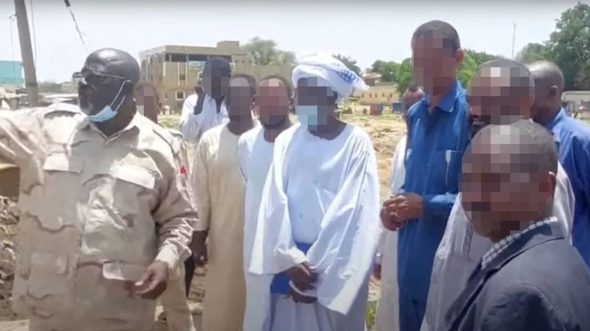 O comandante da RSF de Darfur Ocidental, general Abdelrahman Juma supervisionando uma operação de "limpeza" na cidade. A CNN borrou a imagem para proteger a identidade das pessoas. / Crédito: RSF/YouTube.