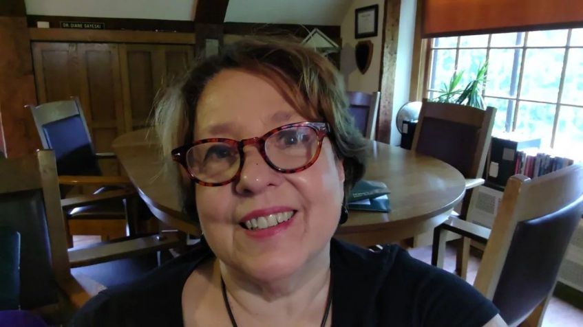 Diane Gayeski, professora de comunicação na Ithaca College, está usando ChatGPT em suas tarefas de alunos. / Cortesia Diane Gayeski