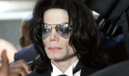 Meia usada de Michael Jackson é vendida por mais de R$ 40 mil; veja