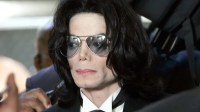 Meia usada de Michael Jackson é vendida por mais de R$ 40 mil; veja