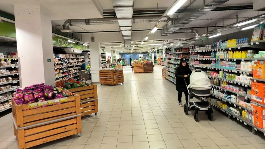 Um supermercado em São Petersburgo, Rússia, em junho de 2023 / Maksim Konstantinov/Russian Look/ZUMA Press Wire