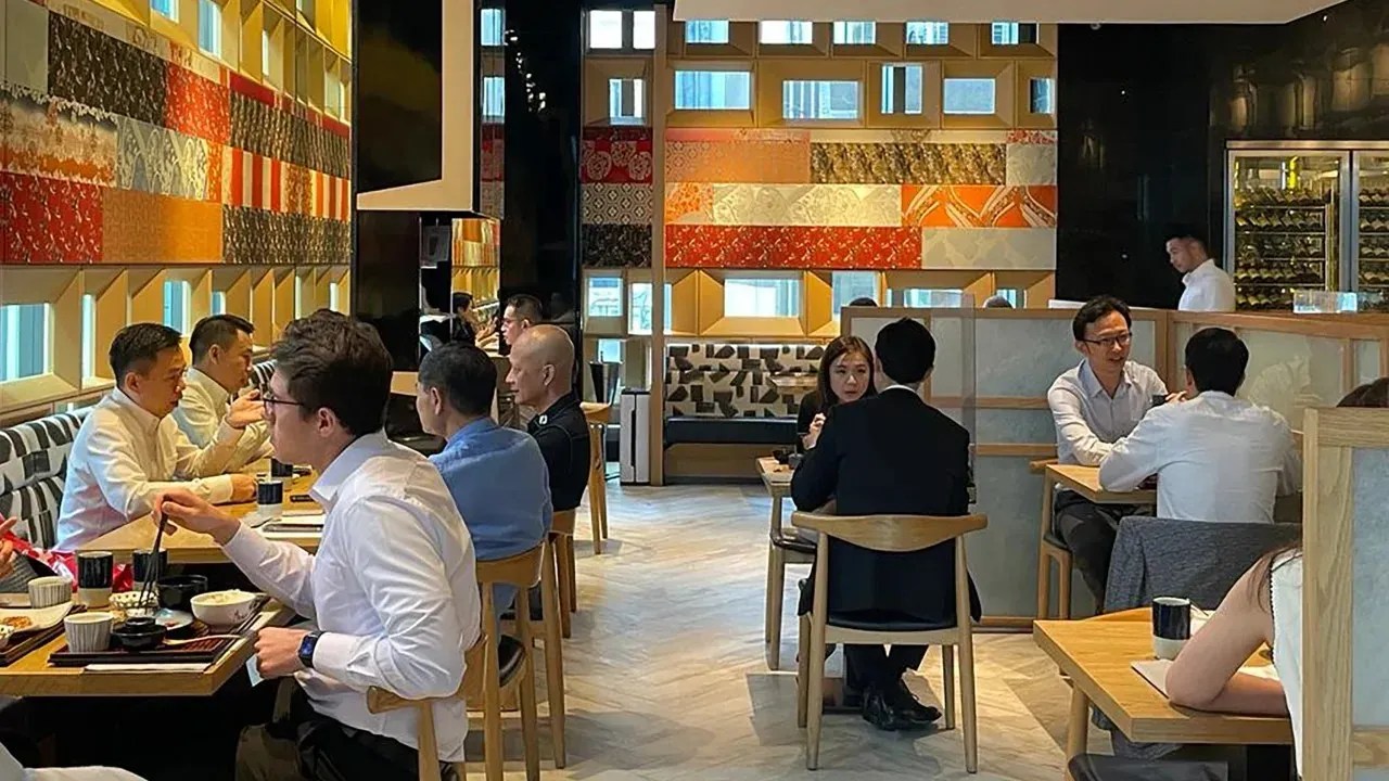 Mesmo com o início da proibição de importações de pescados devido à água radioativa, as mesas estavam lotadas no restaurante japonês Fumi, em Hong Kong, em 24 de agosto de 2023 / Kathleen Magramo/CNN