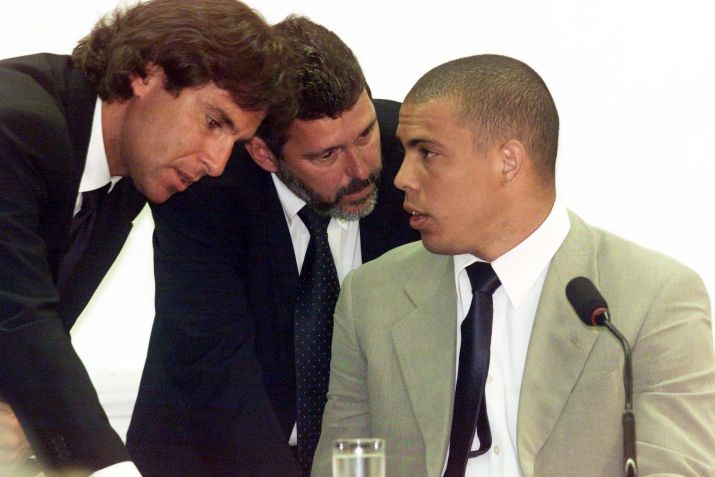 O jogador de futebol Ronaldo Nazário conversa com seus advogados, Rodrigo Paiva (esq.) e Fabiano Gerbassi (centro), durante depoimento, no Congresso, em Brasília, em janeiro de 2001. / JOSÉ PAULO LACERDA/ESTADÃO CONTEÚDO