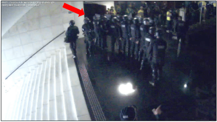 Tropa de choque da PMDF em formação na escadaria de acesso ao Salão Verde da Câmara, às 15h20, do dia 8 de janeiro. / Câmera de segurança da Câmara dos Deputados