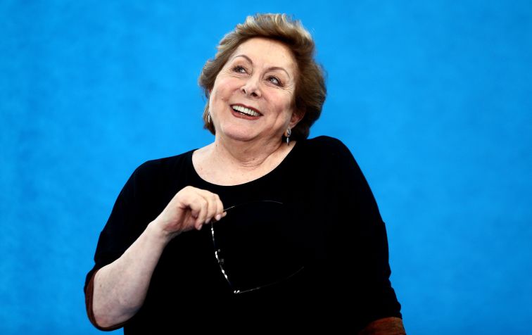 A atriz Aracy Balabanian durante sessão de fotos para o jornal "O Estado de S. Paulo", nos estúdios do Projac, da TV Globo, na zona oeste do Rio de Janeiro. / FÁBIO MOTTA/ESTADÃO CONTEÚDO/AE