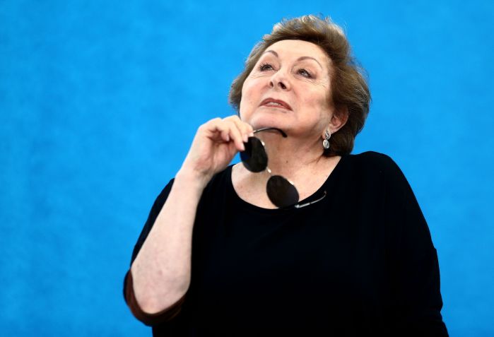 A atriz Aracy Balabanian durante sessão de fotos para o jornal "O Estado de S. Paulo", nos estúdios do Projac, da TV Globo, na zona oeste do Rio de Janeiro / FÁBIO MOTTA/ESTADÃO CONTEÚDO/AE