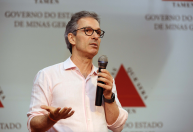 Zema diz que alunos poderão ir à escola sem vacina em MG