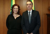 Bolsonaro diz que não está respondendo mensagens de Carla Zambelli