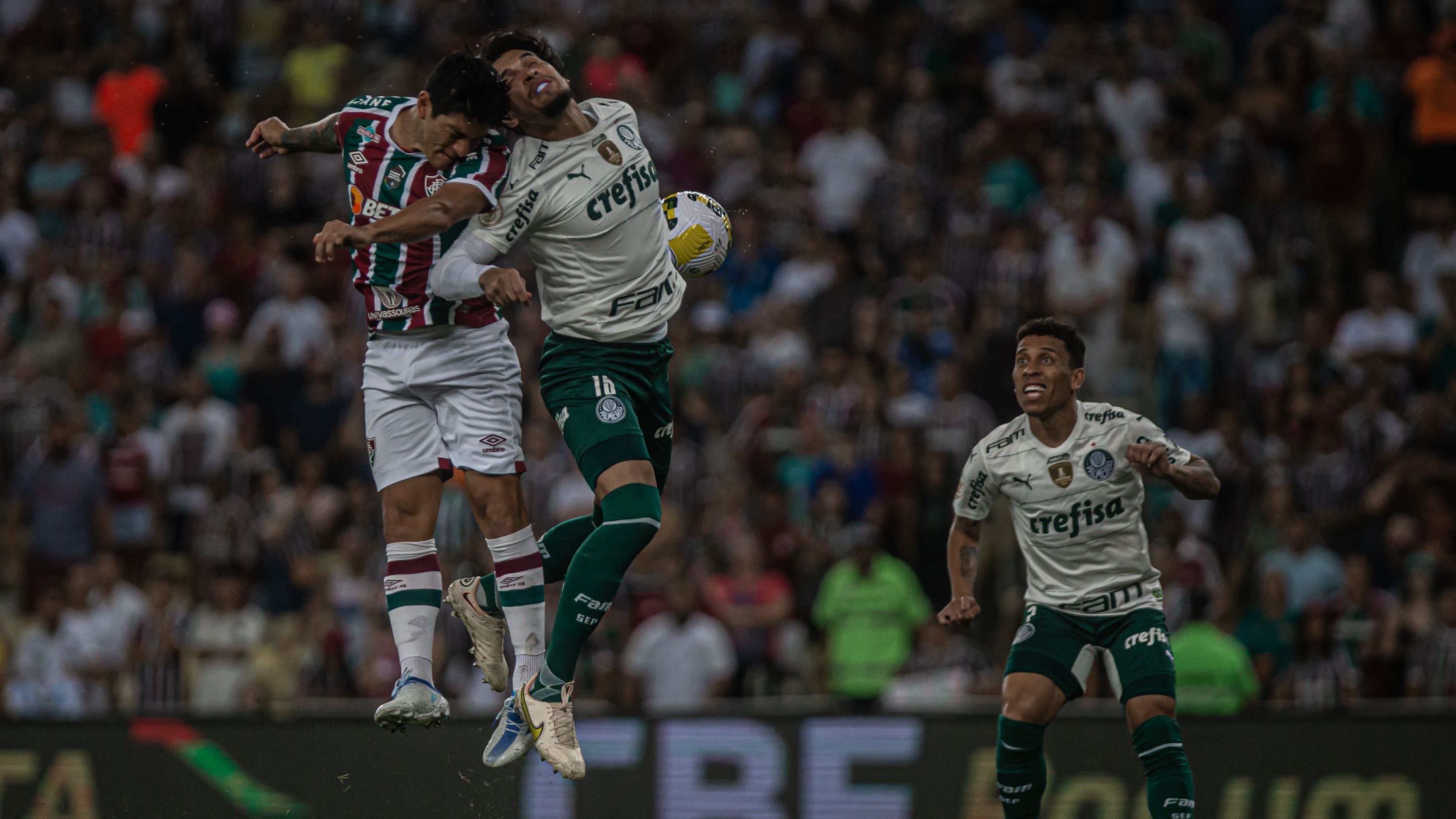 Fluminense e Palmeiras duelam no Maracanã