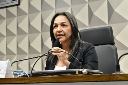 A senadora Eliziane Gama (PSD-MA) durante comissão no Senado