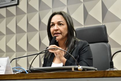 A senadora Eliziane Gama (PSD-MA) durante comissão no Senado