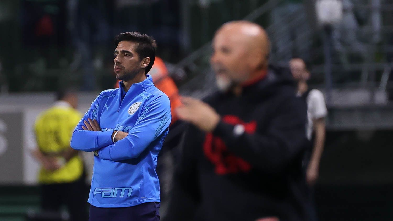 Abel Ferreira e, fora do foco, Sampaoli, no último Palmeiras x Flamengo