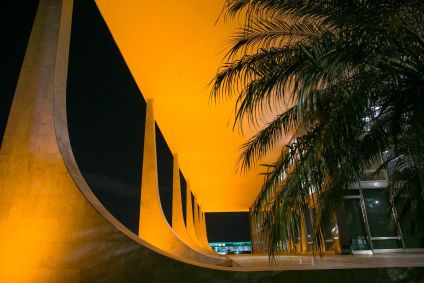 Imagem noturna da fachada do STF