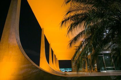Imagem noturna da fachada do STF