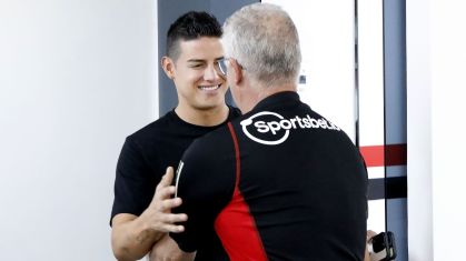 James Rodríguez cumprimenta o técnico Dorival Júnior