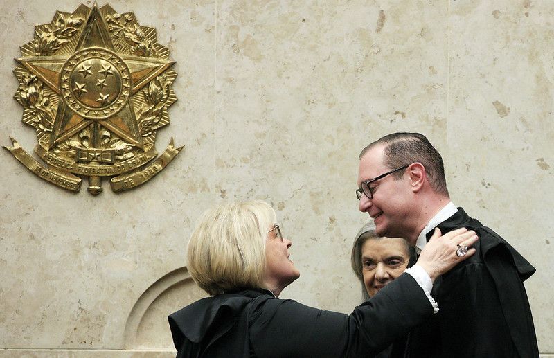 Rosa Weber, presidente do STF, cumprimenta Cristiano Zanin durante posse do advogado na Corte