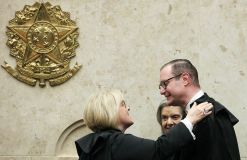 Rosa Weber, presidente do STF, cumprimenta Cristiano Zanin durante posse do advogado na Corte