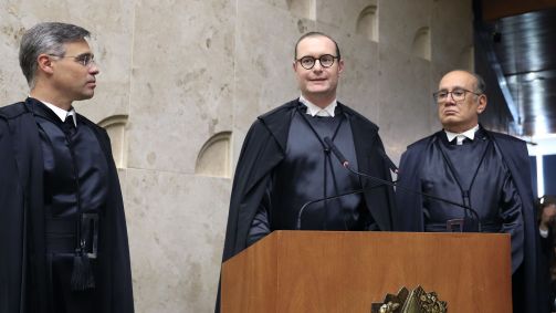 Cristiano Zanin lê termo de posse como ministro do STF