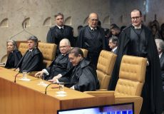 Cristiano Zanin é conduzido por Gilmar Mendes e André Mendonça ao seu lugar no plenário do STF