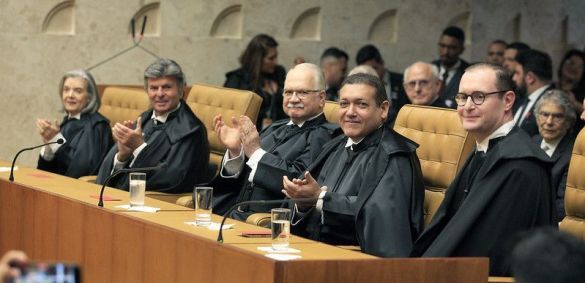 Cristiano Zanin é aplaudido por colegas da Corte durante posse no STF