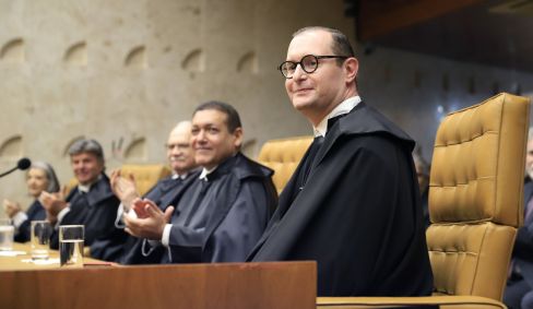 Cristiano Zanin se senta pela primeira vez no plenário do STF como ministro da Corte