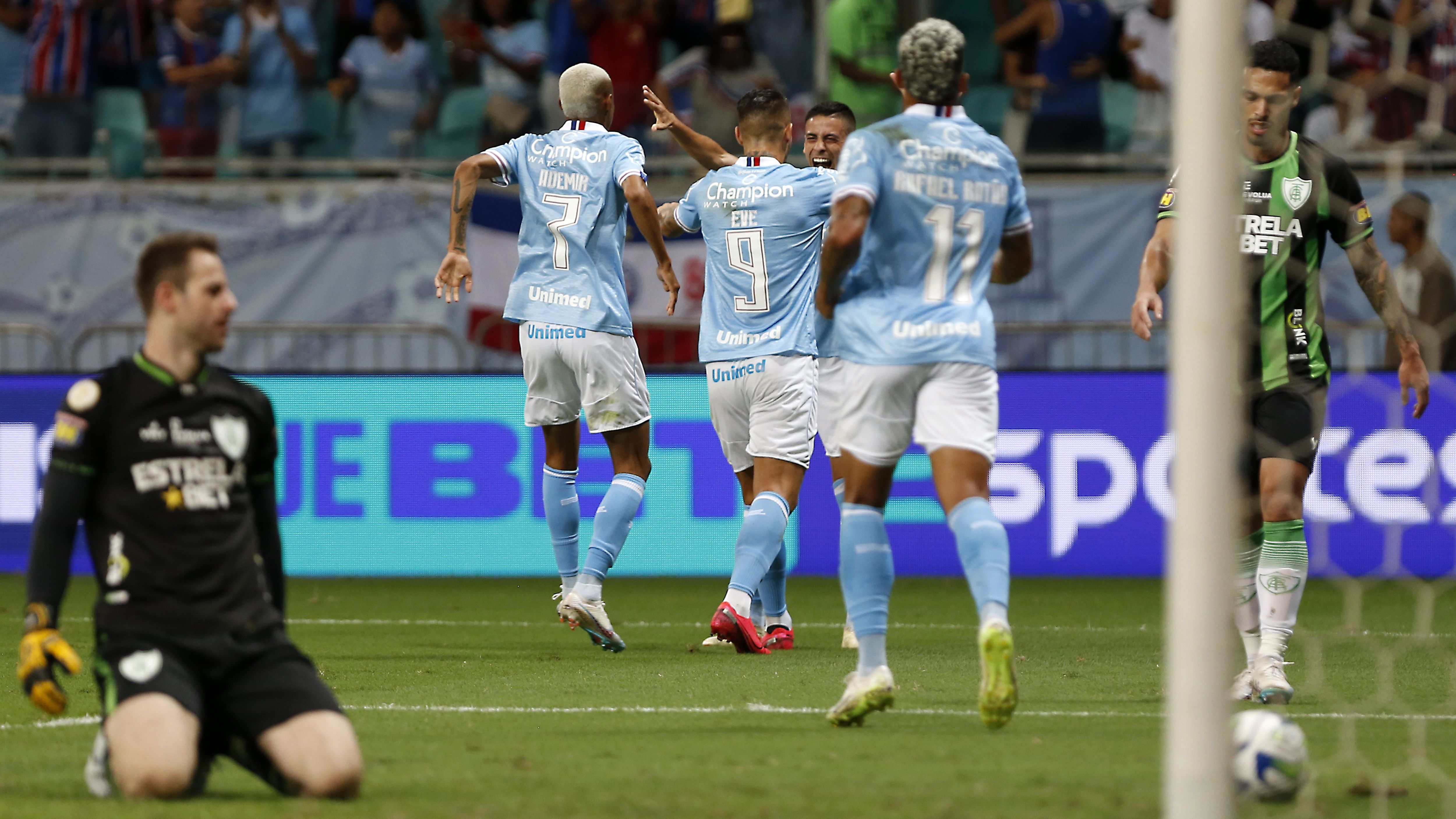 Jogadores do Bahia comemoram um dos gols da vitória sobre o América-MG