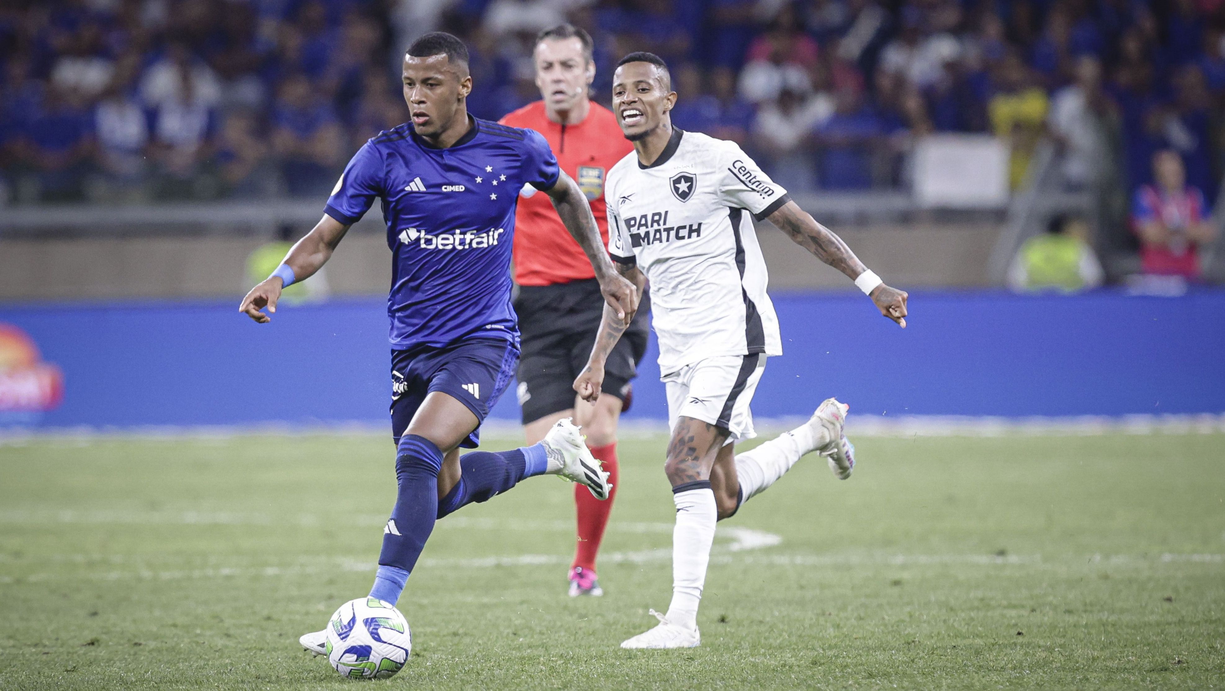 Cruzeiro e Botafogo fizeram jogo movimentado no Mineirão