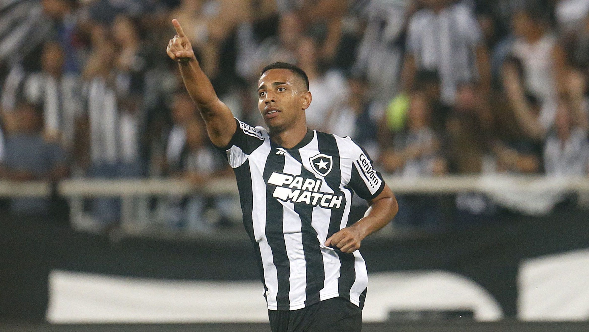 Victor Sá comemora gol contra o Inter no Estádio Nilton Santos, pela 19ª rodada do Brasileiro