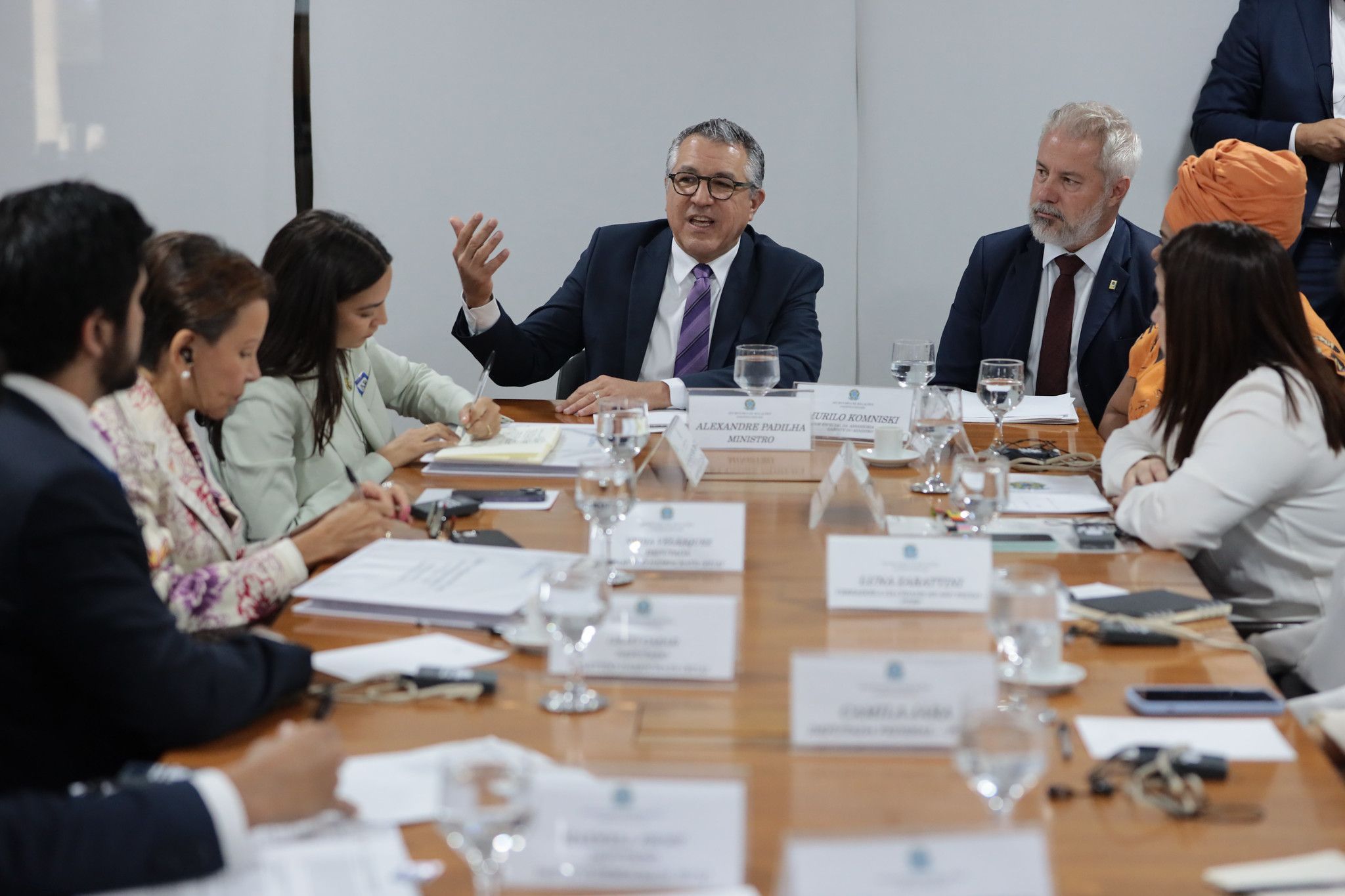 O ministro das Relações Institucionais, Alexandre Padilha (ao centro), em reunião com congressistas norte-americanos