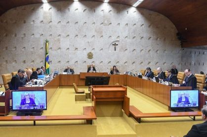 Ministros durante a sessão plenária no STF
