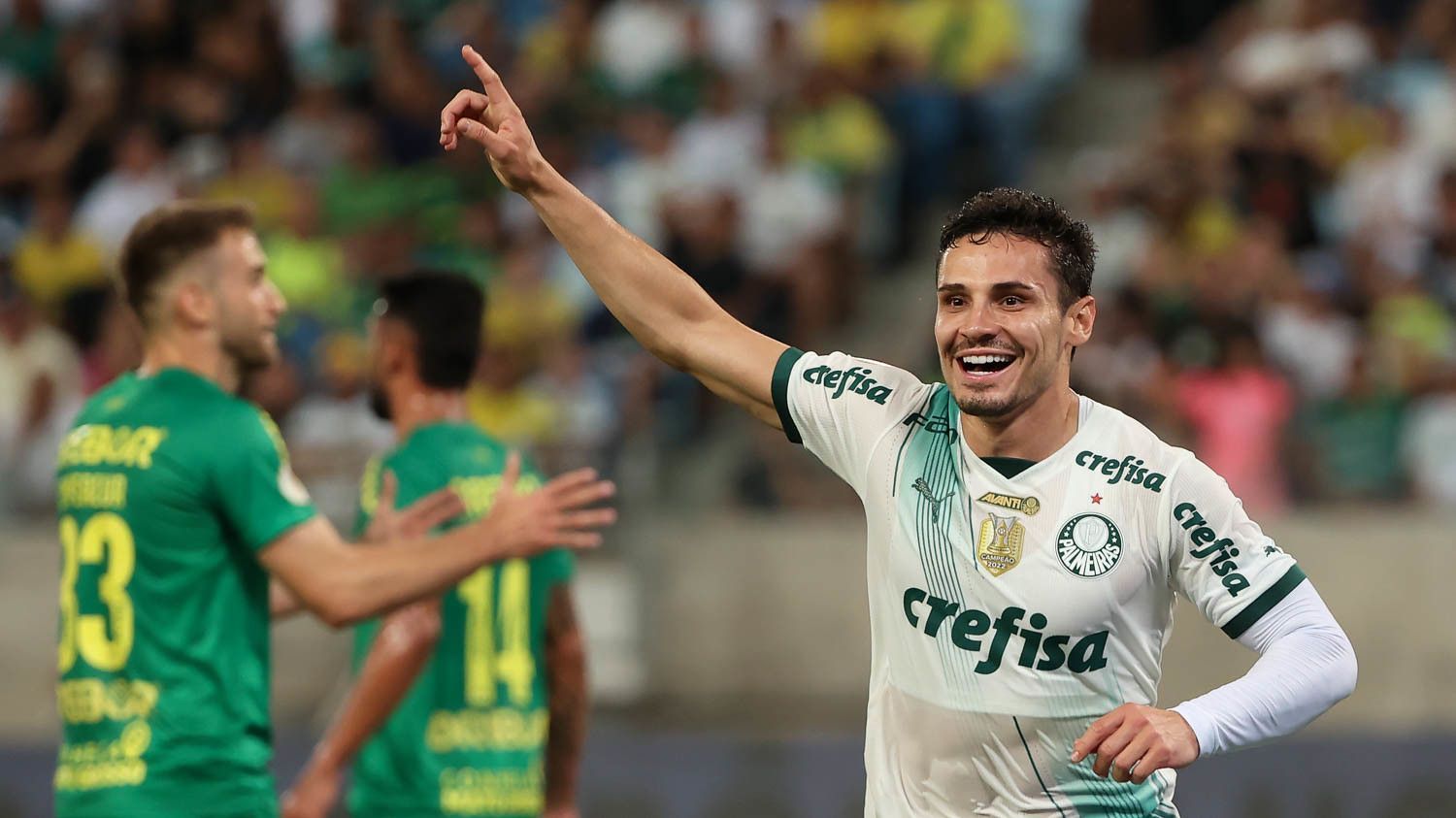 Raphael Veiga comemora gol marcado contra o Cuiabá