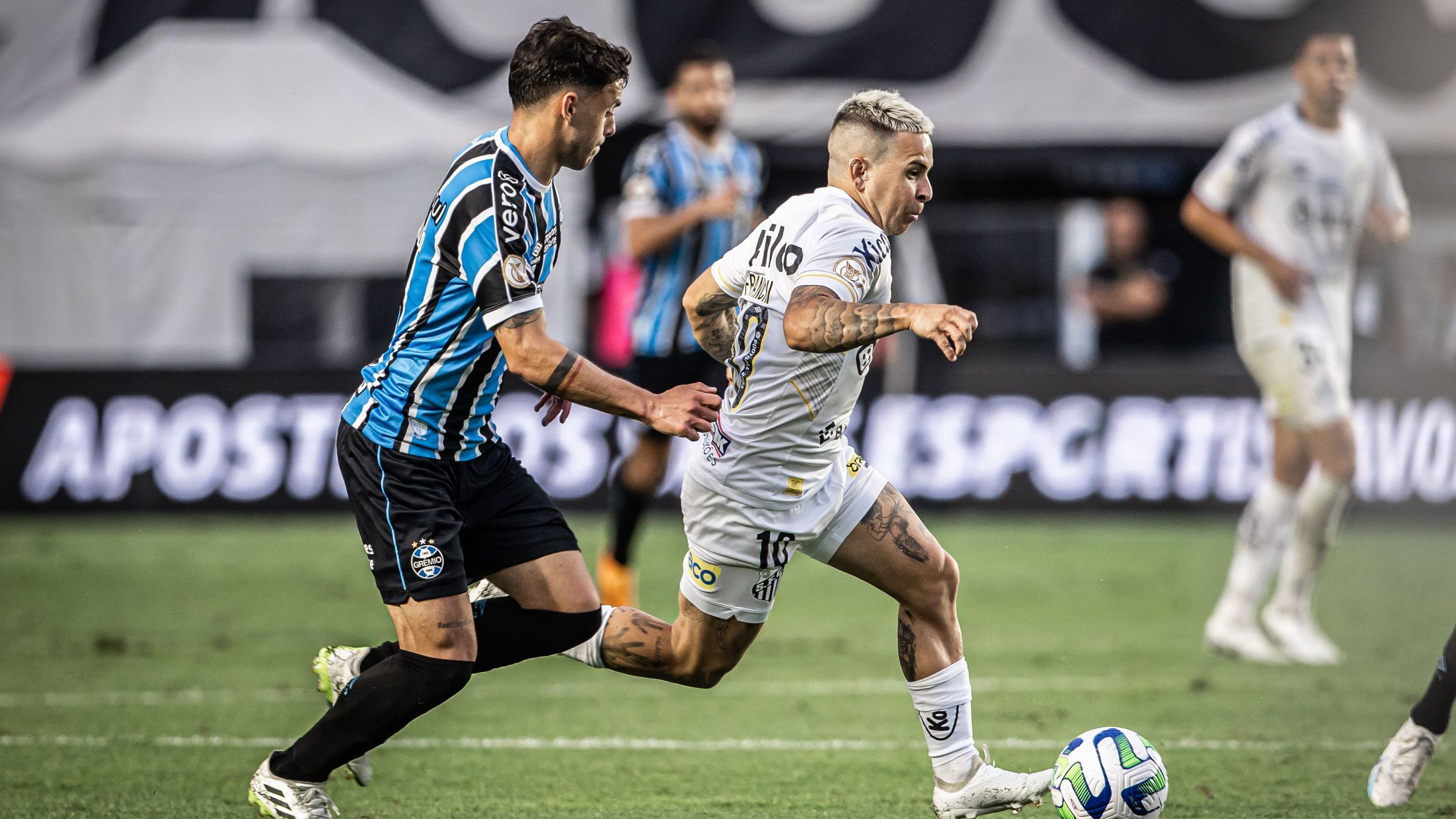 Santos e Grêmio empatam na Vila Belmiro