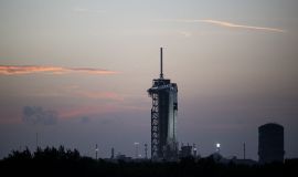 Foguete SpaceX Falcon 9 com a espaçonave Dragon no topo é visto após o pôr do sol na plataforma de lançamento do Complexo de Lançamento 39A enquanto preparativos continuam para a missão Crew-7 - 22 de agosto de 2023