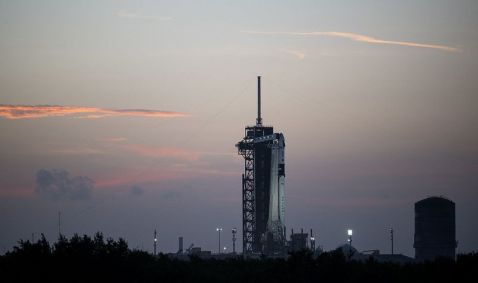 Foguete SpaceX Falcon 9 com a espaçonave Dragon no topo é visto após o pôr do sol na plataforma de lançamento do Complexo de Lançamento 39A enquanto preparativos continuam para a missão Crew-7 - 22 de agosto de 2023