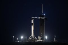Foguete SpaceX Falcon 9 com a espaçonave Dragon no topo é visto após o pôr do sol na plataforma de lançamento do Complexo de Lançamento 39A enquanto preparativos continuam para a missão Crew-7 - 22 de agosto de 2023