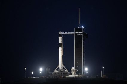 Foguete SpaceX Falcon 9 com a espaçonave Dragon no topo é visto após o pôr do sol na plataforma de lançamento do Complexo de Lançamento 39A enquanto preparativos continuam para a missão Crew-7 - 22 de agosto de 2023