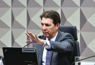 Arthur Maia proíbe fotógrafo de acompanhar sessões da CPMI após flagra de mensagem de senador
