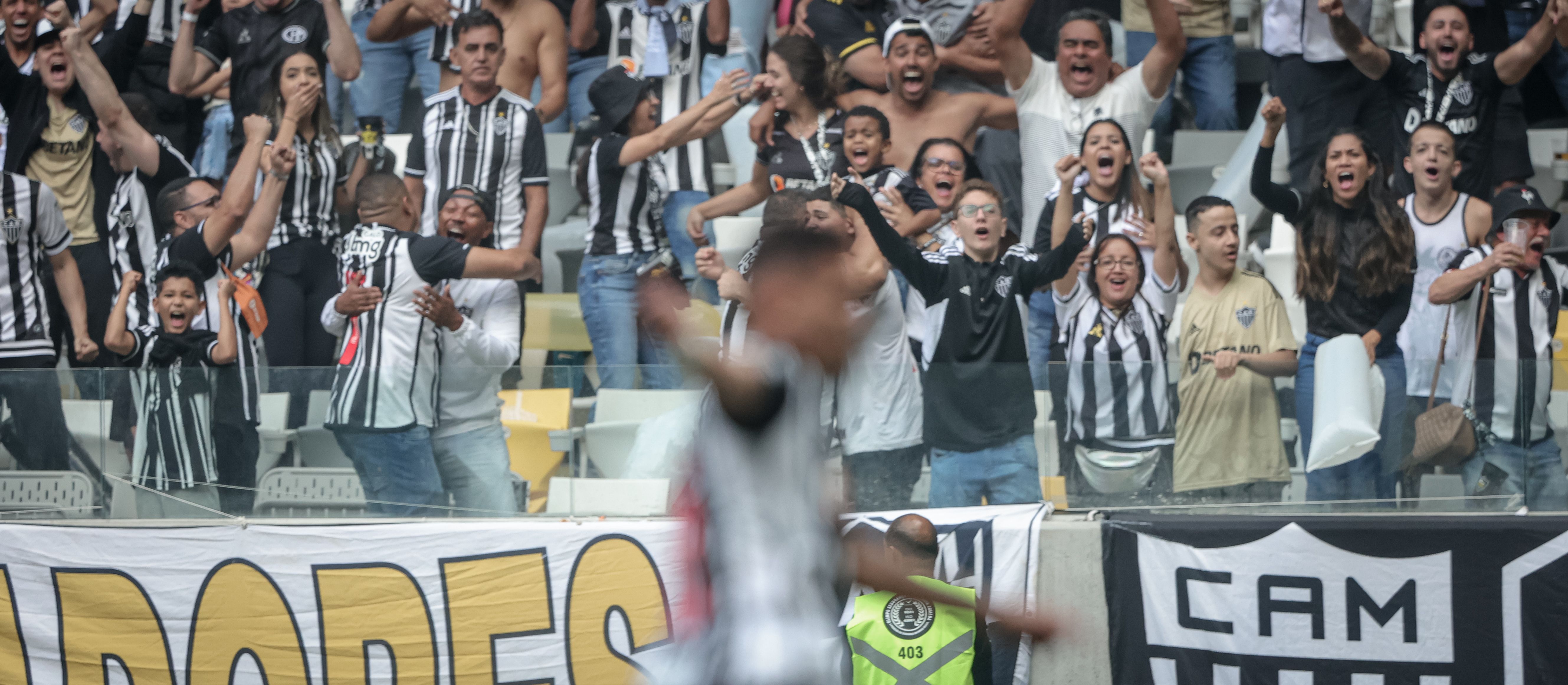 Torcedores do Atlético-MG comemoram o primeiro gol da Arena MRV