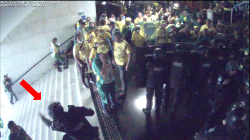 Policial do BP Choque da PMDF indicando por onde entrar nas dependência da Câmara dos Deputados, às 15h30, de 8 de janeiro. / Reprodução
