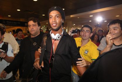 Jogador Ronaldinho Gaúcho desembarca no aeroporto de Ezeiza, em Buenos Aires, em fevereiro de 2013.