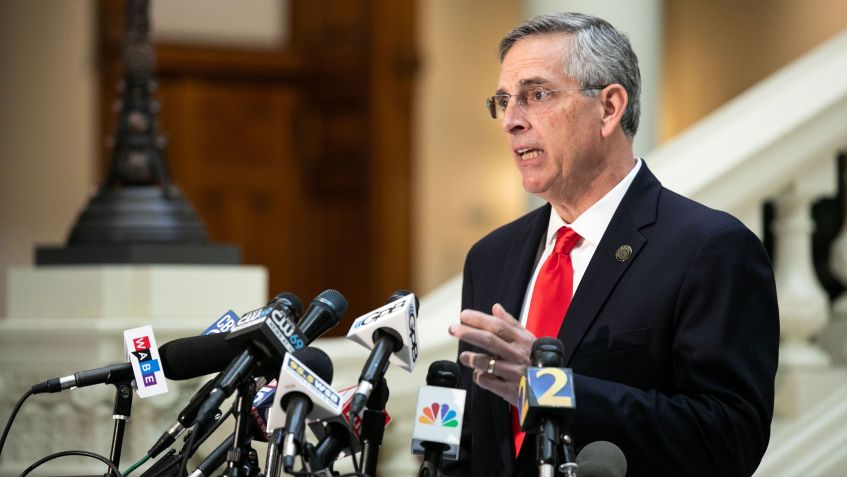 O secretário de Estado da Geórgia, Brad Raffensperger, realiza uma coletiva de imprensa sobre o status da contagem de votos em 6 de novembro de 2020 em Atlanta, Geórgia / Jessica McGowan/Getty Images